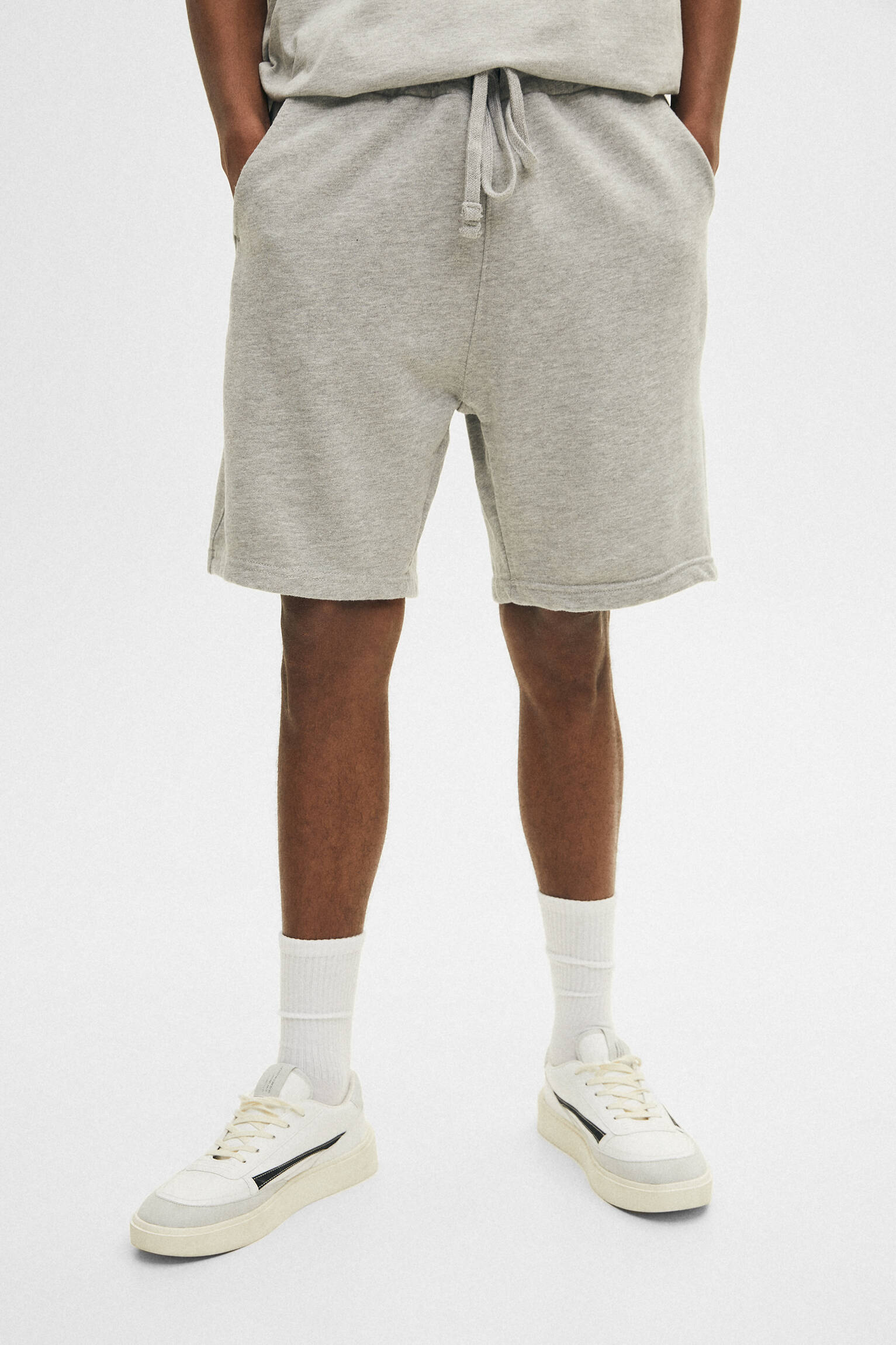 Conjunto de bermuda jogger e camiseta - cinza claro