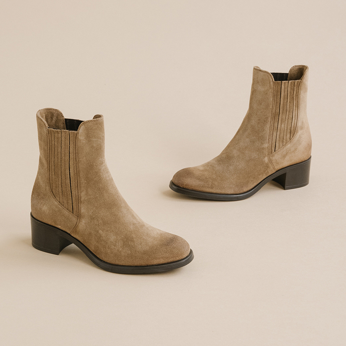 Boots à bouts ronds et petits talons  en croute taupe