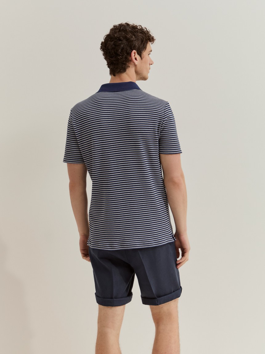 Polo de manga curta às riscas