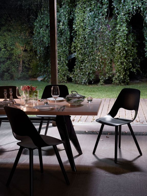 Vitra EM Table tafel 200x90, massief eiken, diepzwart
