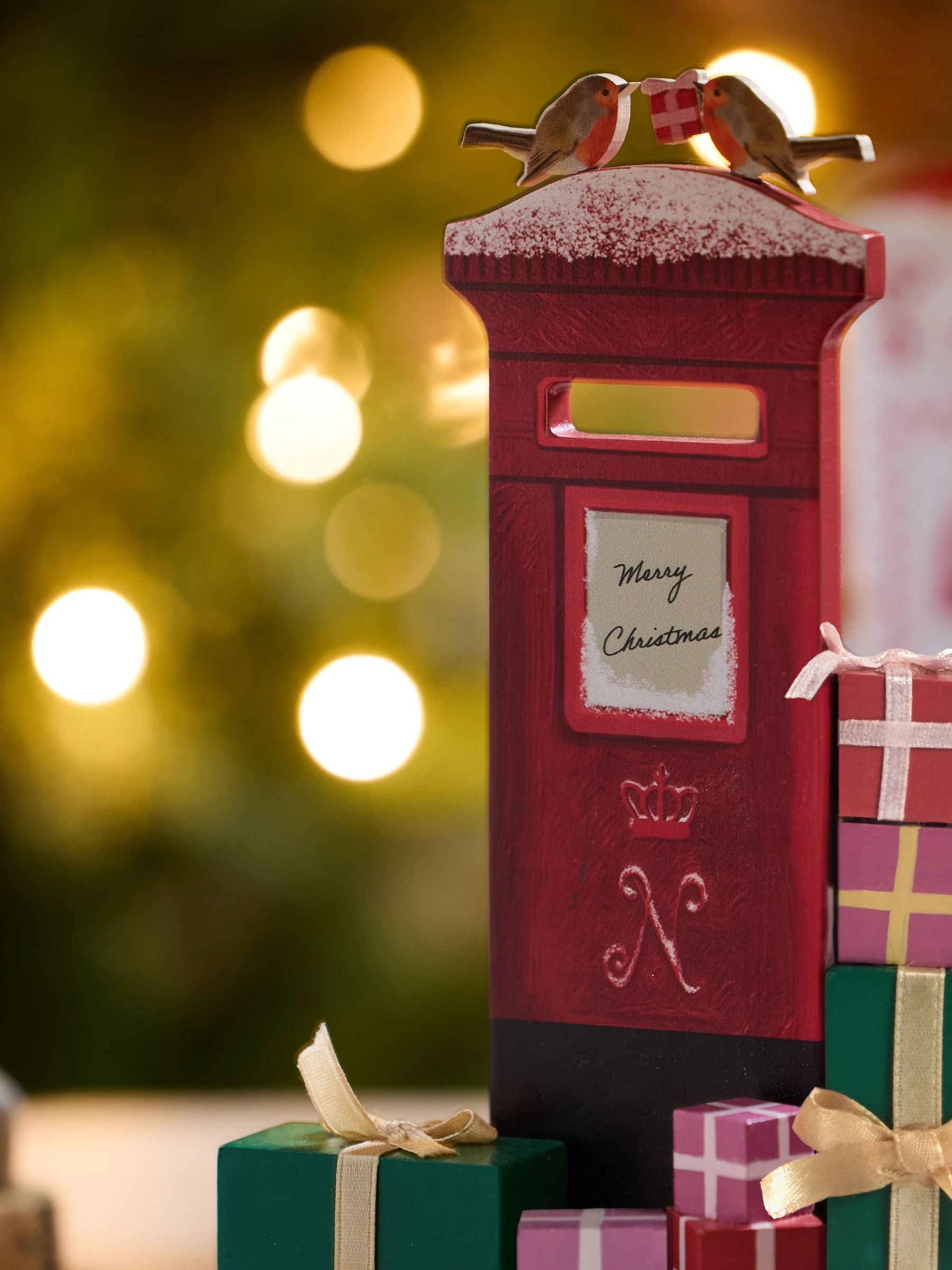 Houten kerstboomornament in de vorm van een brievenbus