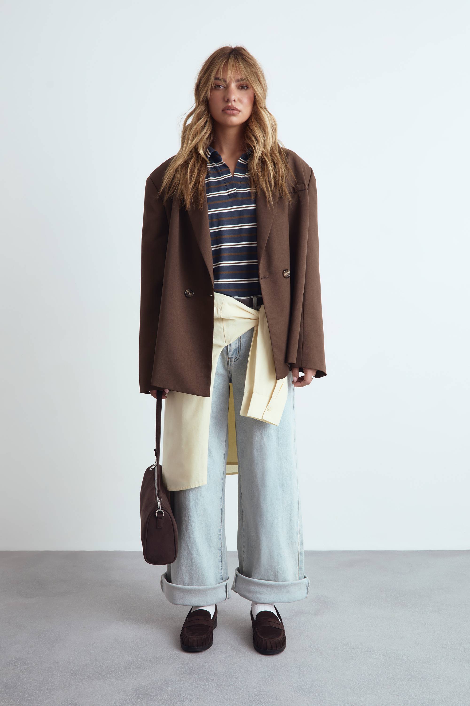 boohoo Blazer surdimensionné à simple boutonnage avec détails boutons et manches volumineuses