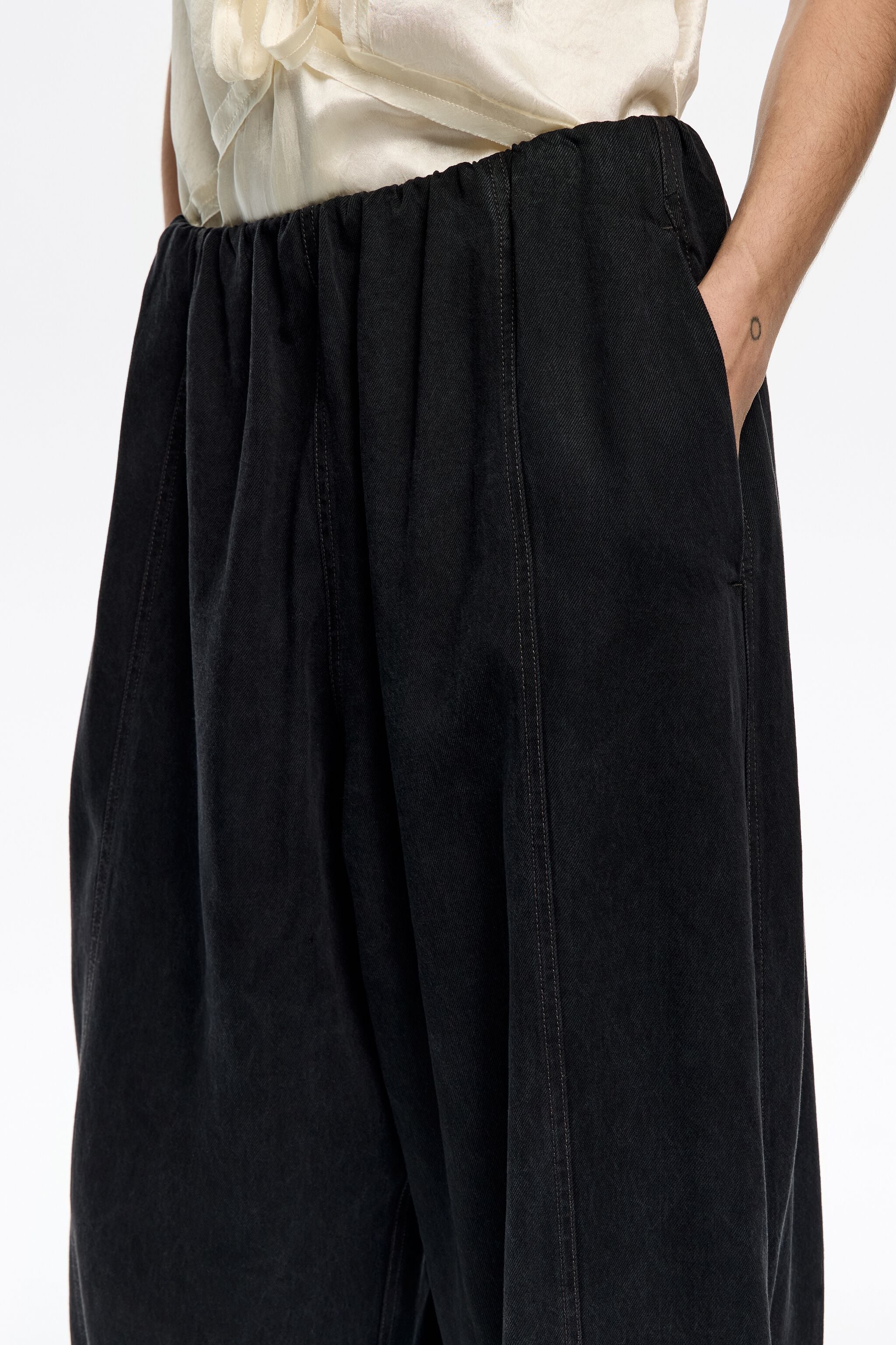 Calça preta de lavagem fluida com pernas largas