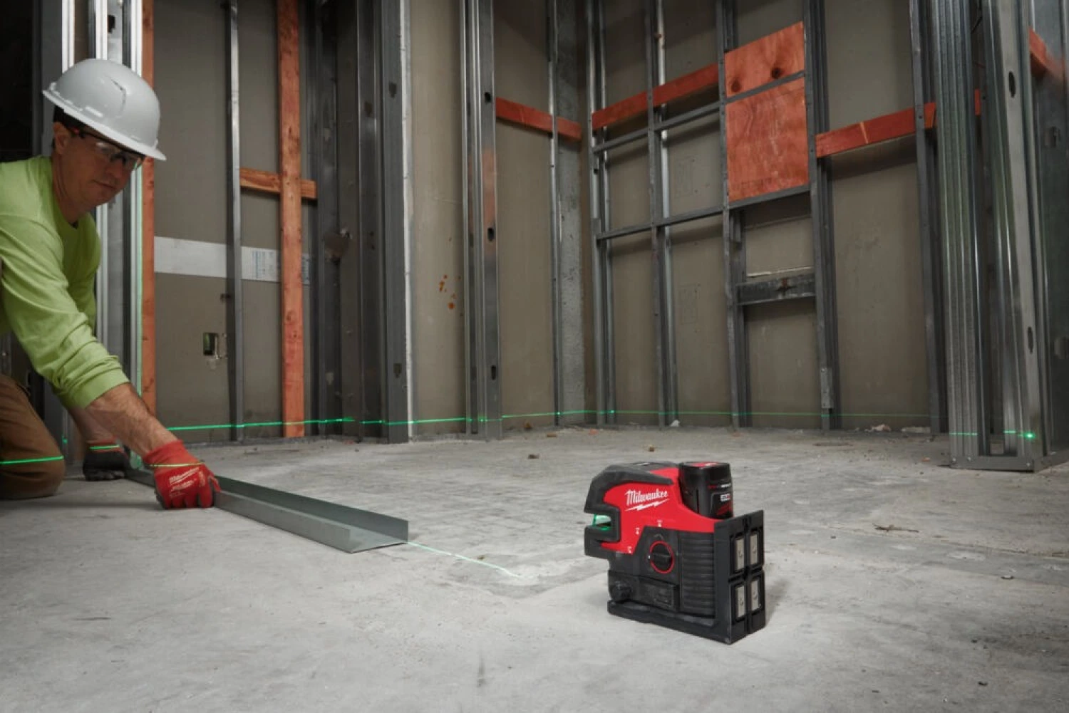 Milwaukee M12 CLL4P-301C kruislijnlaser™ met 4 punten in transportkoffer (1x 3.0 Ah Accu) - Groen - 12V