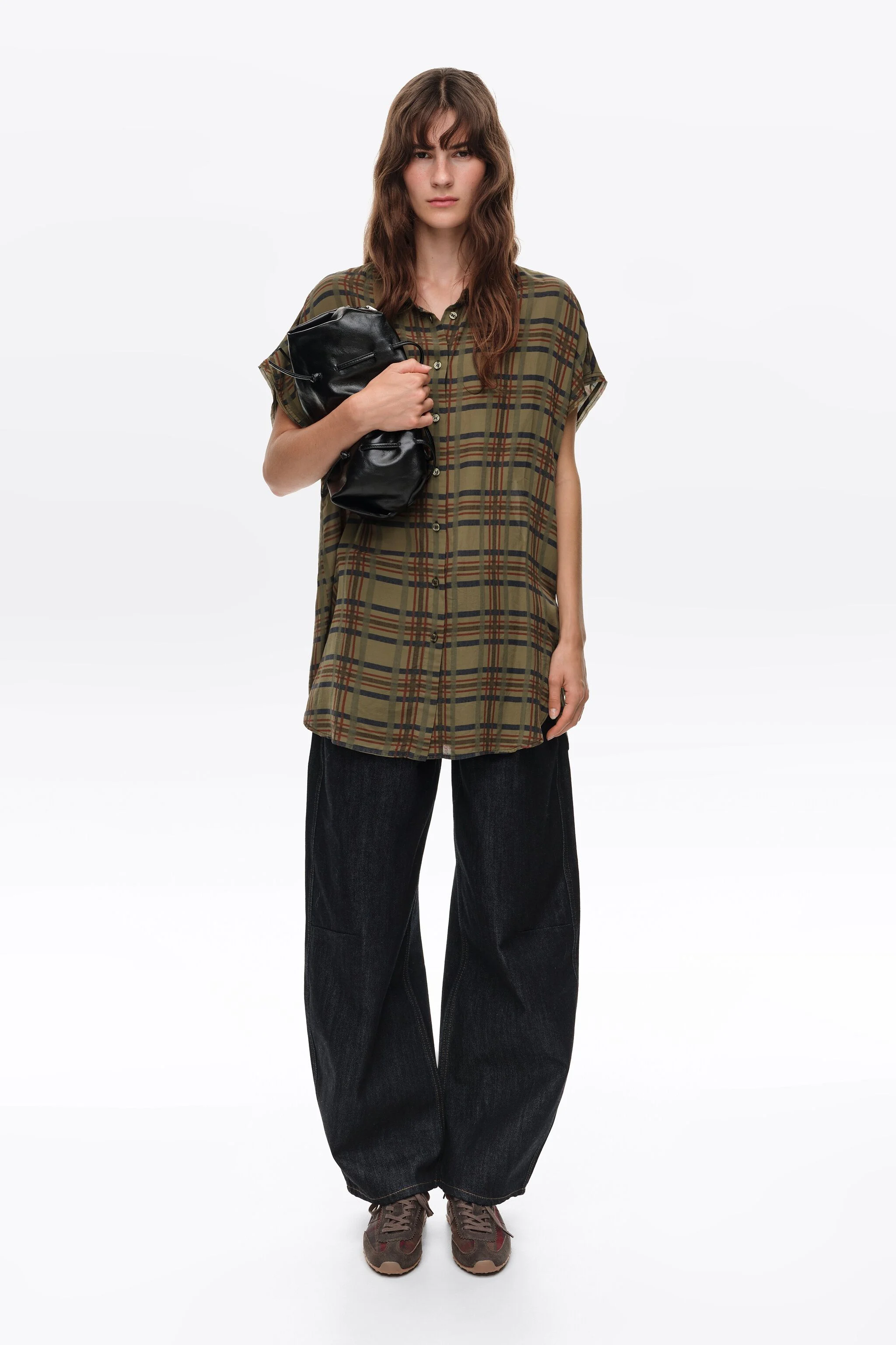 Camisa cáqui xadrez com ombros caídos