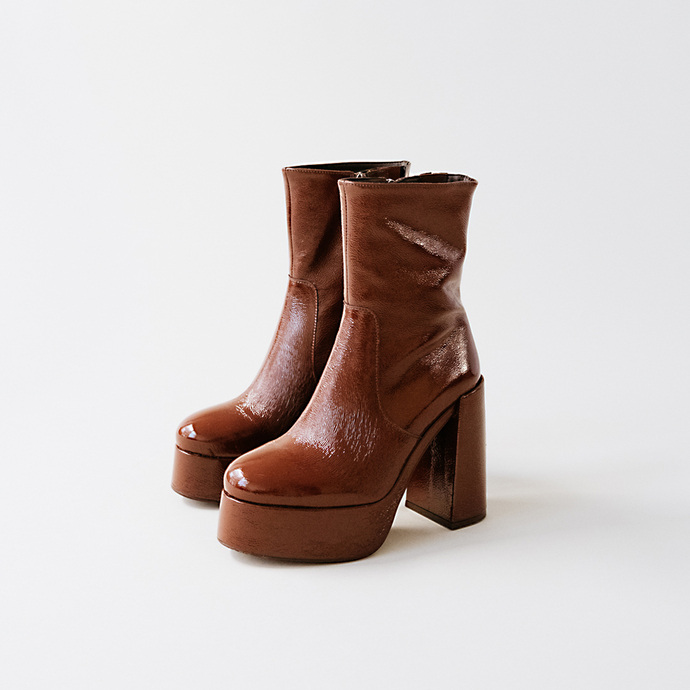 Boots à plateformes et bouts ronds  en vernis plissé marron