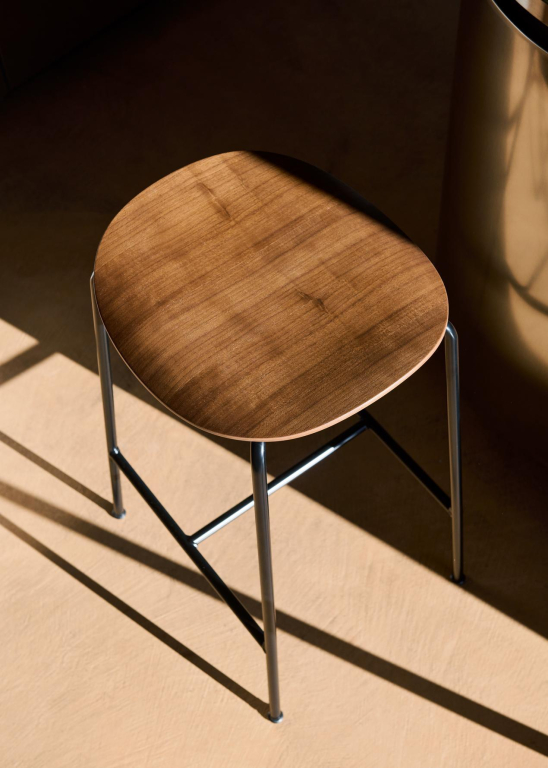 &tradition Pavilion AV38 barkruk H79 viltglijders gelakt walnoot