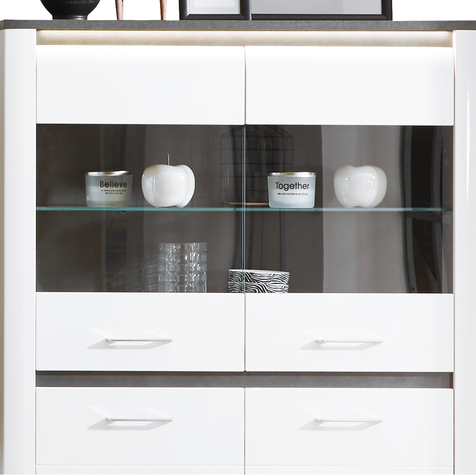 Luca Bessoni Highboardvitrine ALASSIO - weiß Hochglanz - Matera dunkel - 109 cm