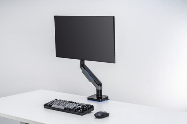 Essentials Heavy-Duty RGB Gaming-skærmarm (sort)