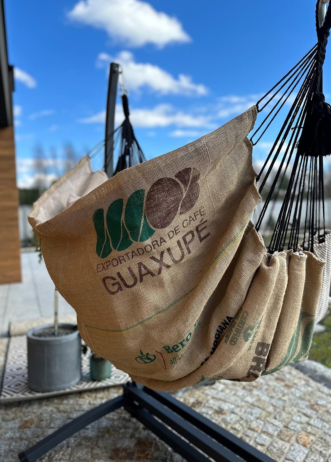 Izabell Hängesessel mit Stahlgestell und Großen Kissen – XXL Schaukelstuhl und Hängematte für Indoor & Outdoor – aus Jutesäcken von Kaffeeröstereien – Coffee Swing (beige)