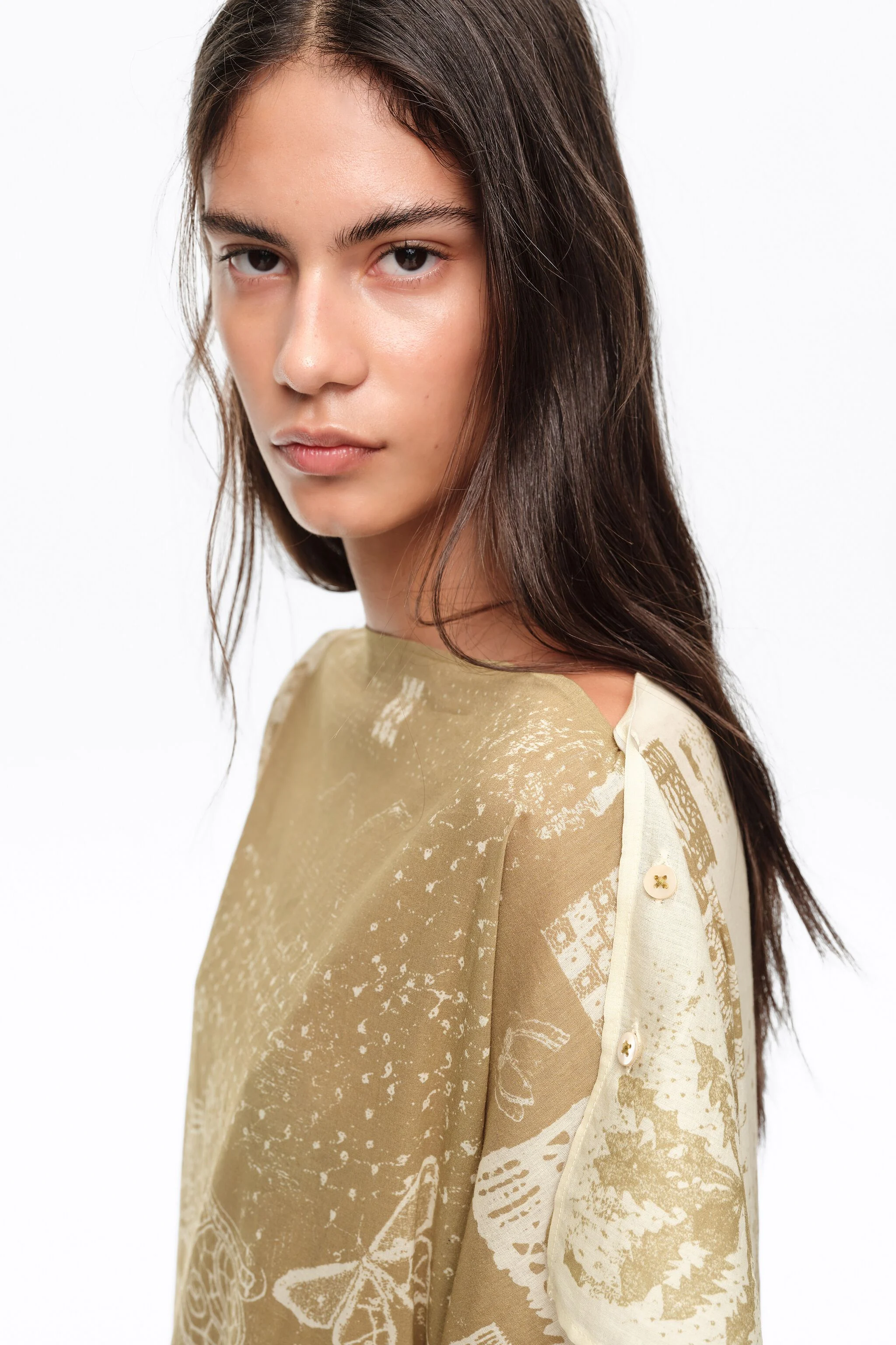 Vestido cáqui com lenço quadrado