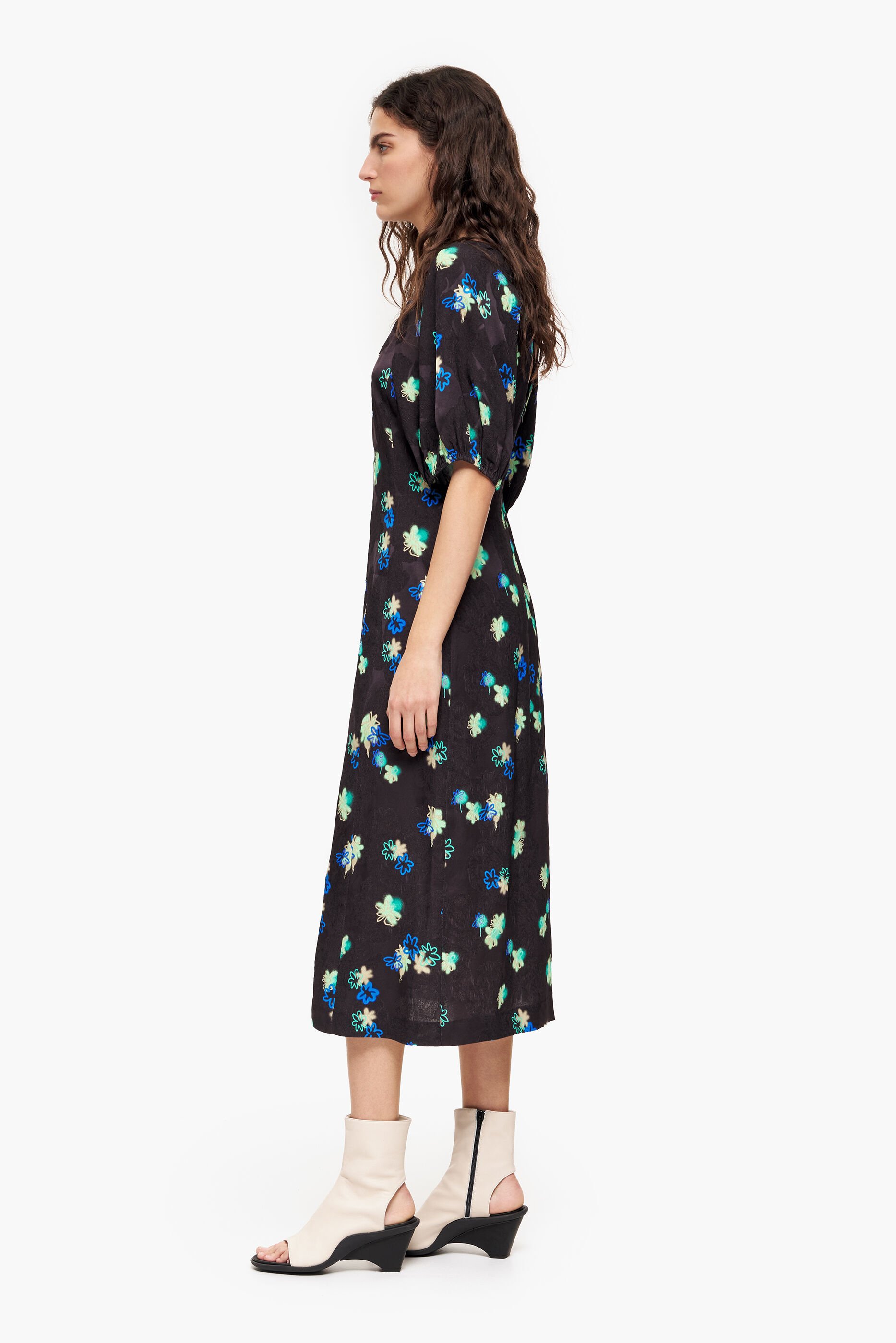 Vestido fluido com estampa de flores em spray