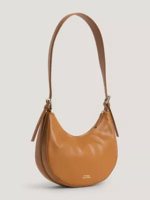 Bolsa Hobo com Placa de Brasão em Couro