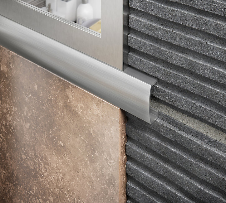 Profilé décoratif pour carrelage intérieur Diall bord émoussé aluminium effet chromé poli L.1,83m x l.2cm x ep.6mm