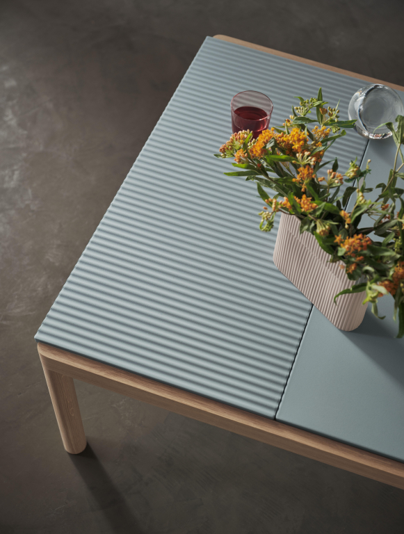 Muuto Couple salontafel 80x84 wavy eiken pale blue