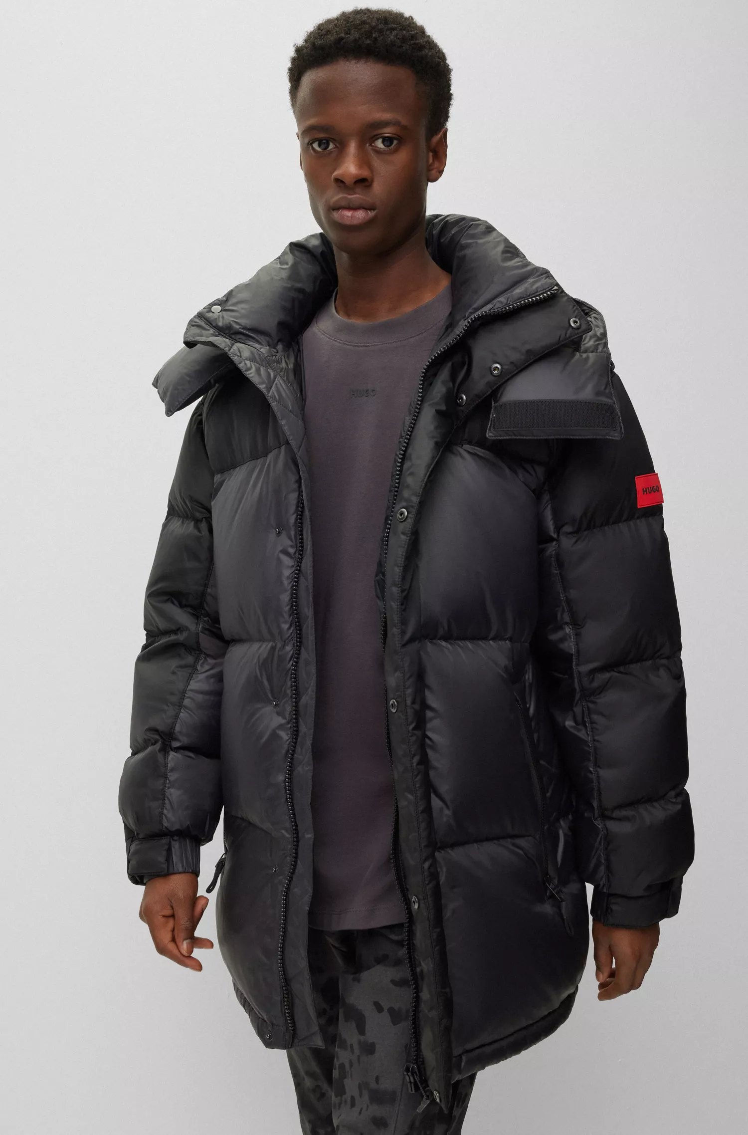Parka HUGO vermelha repelente à água com emblema de borracha vermelha com o logotipo.