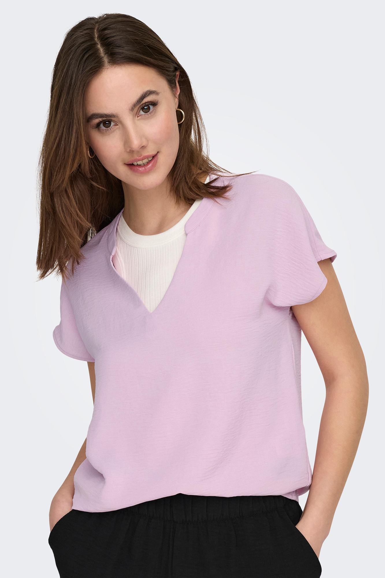 Blusa lisa com decote em V e mangas curtas.
