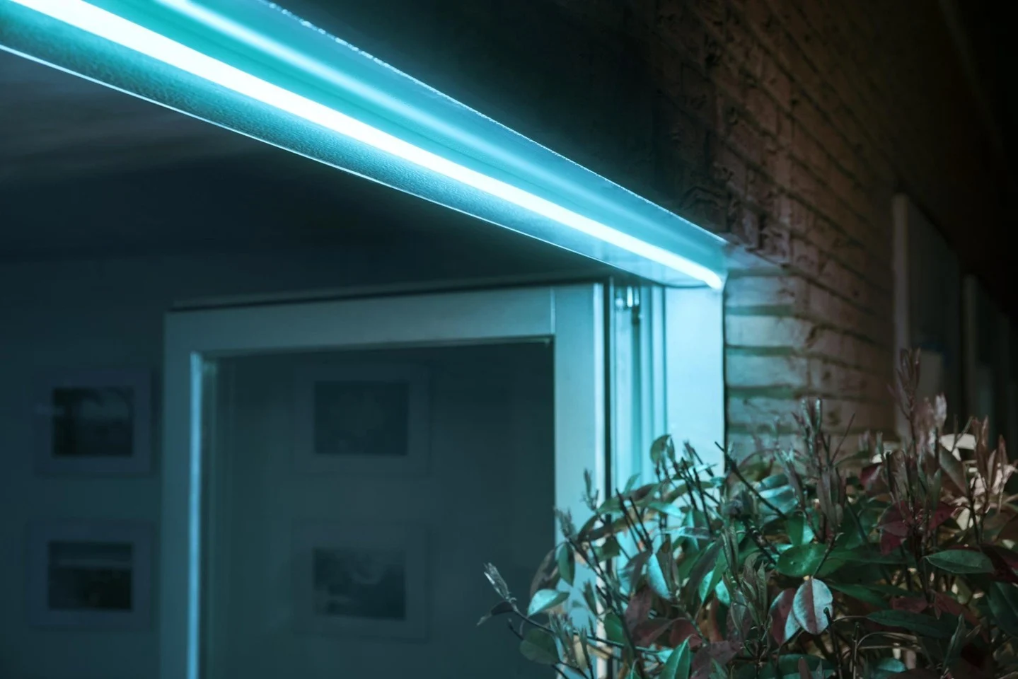 Philips Hue - 2x Lightstrip Outdoor 2 Meter + 1 Bridge 2.1 - Bundle