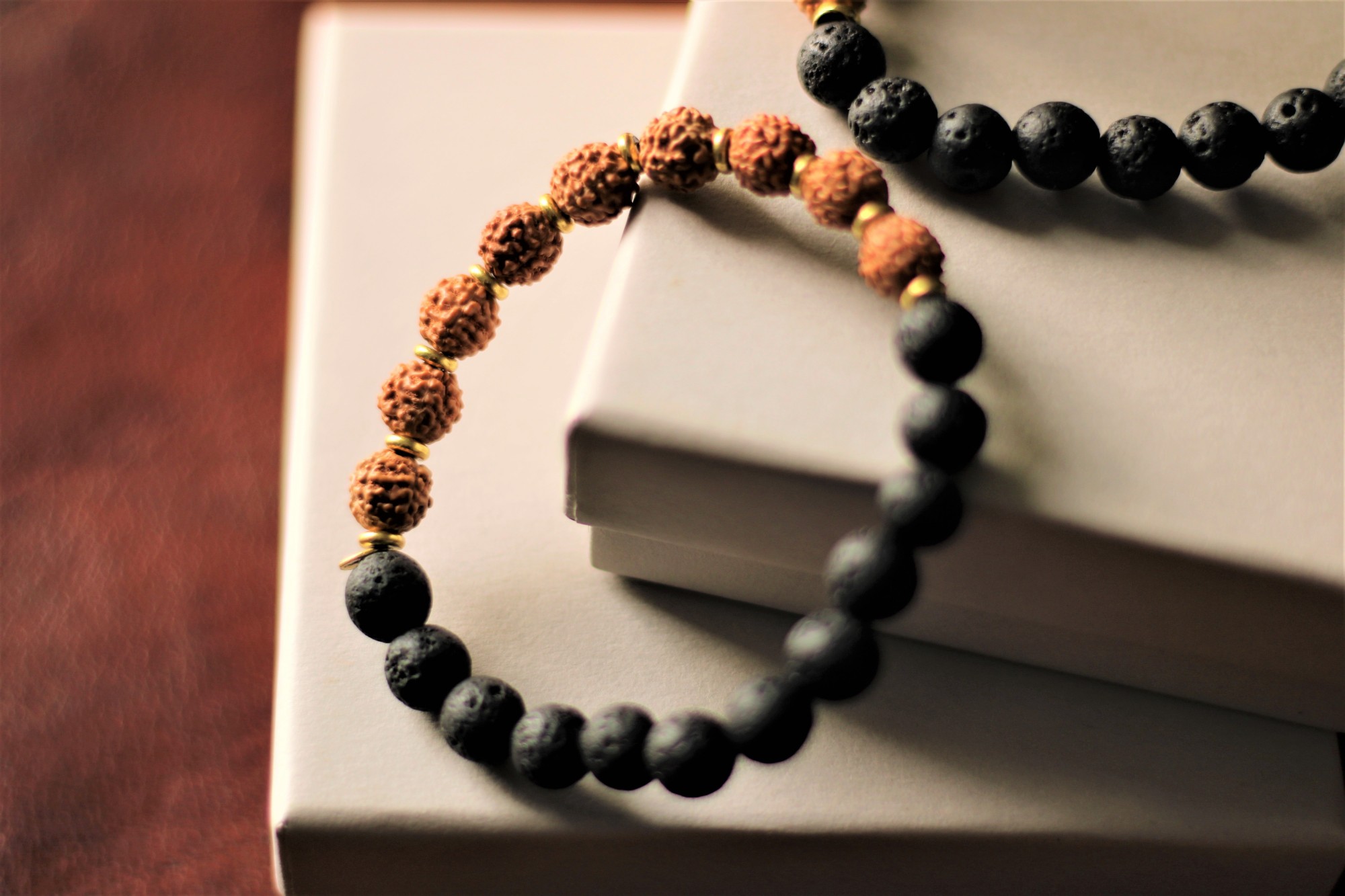 Armband 'Rudraksha & Lavastein', mit Messingelementen in Geschenkbox günstig bestellen