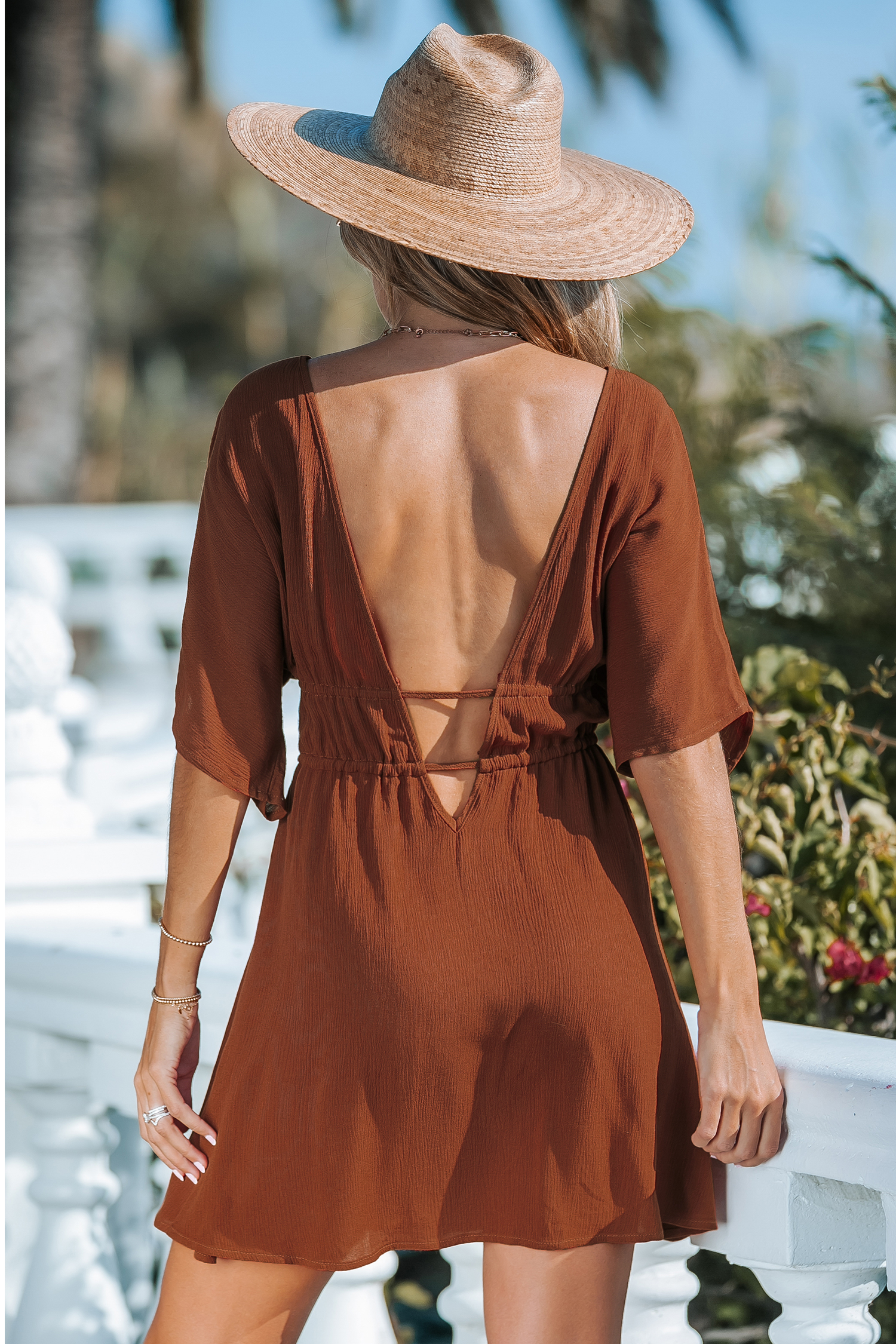 Robe cover up à col en V et trou de serrure