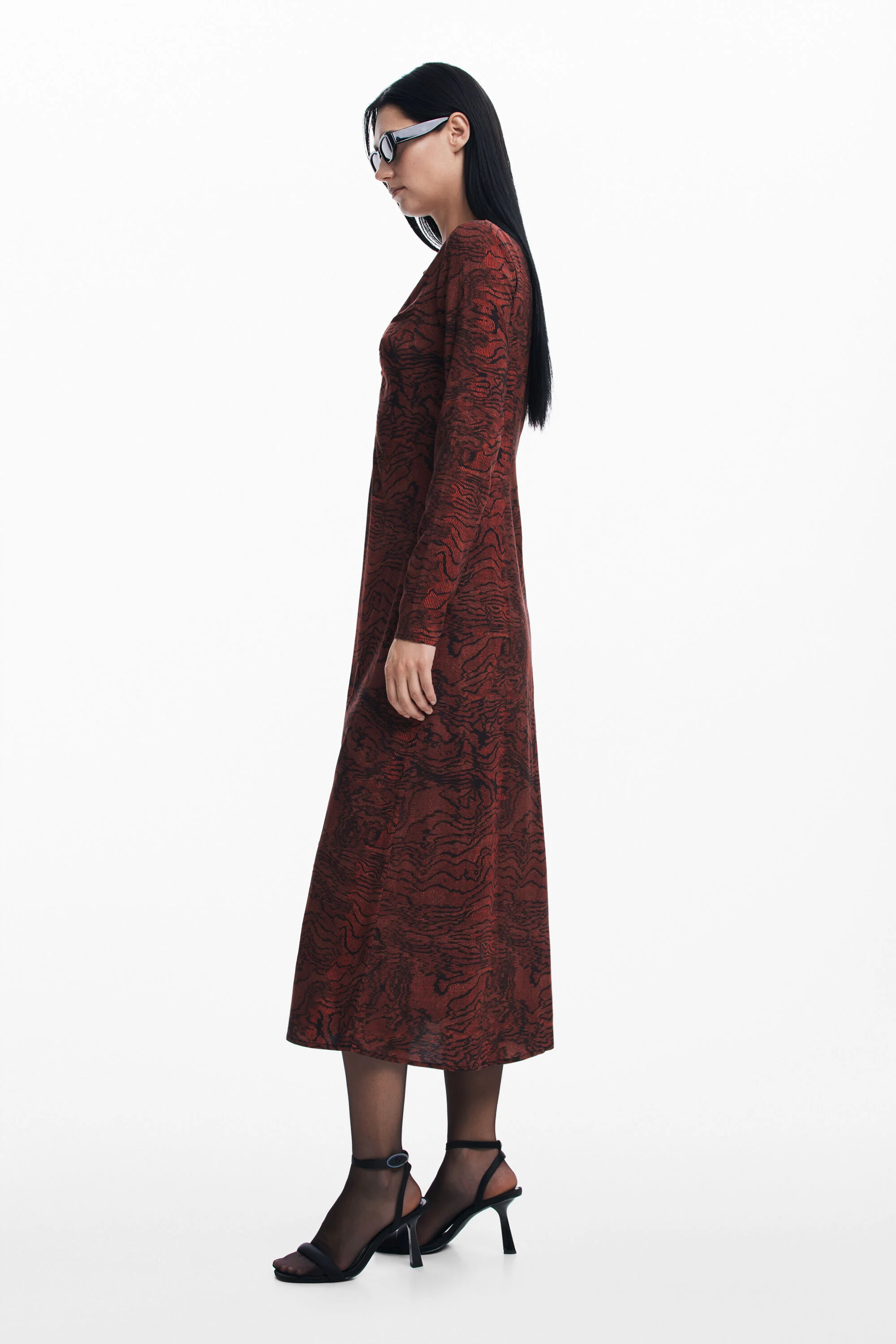 Vestido com linhas irregulares