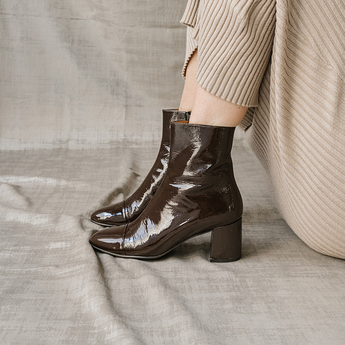 Bottines à talons  en vernis plissé marron foncé