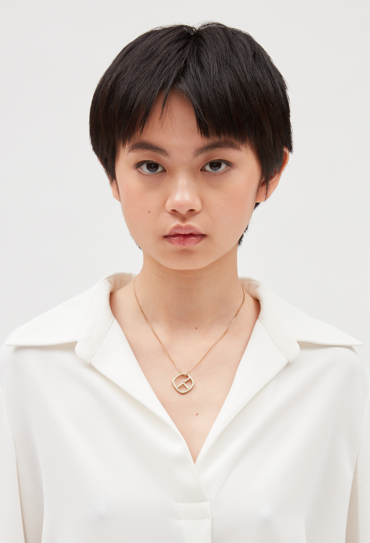 Collier pendentif monogramme dore