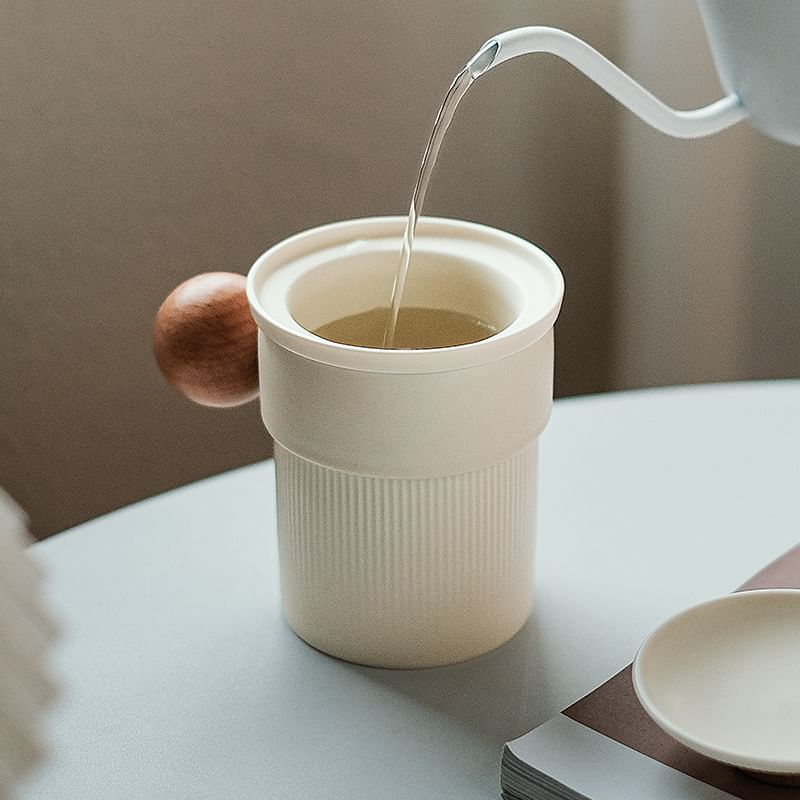 Koringa - Thee-ei met houten handvat en keramische drinkbeker