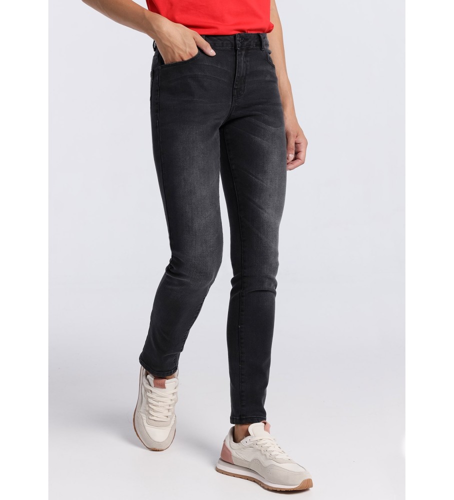 Calça jeans básica preta da Lois Jeans