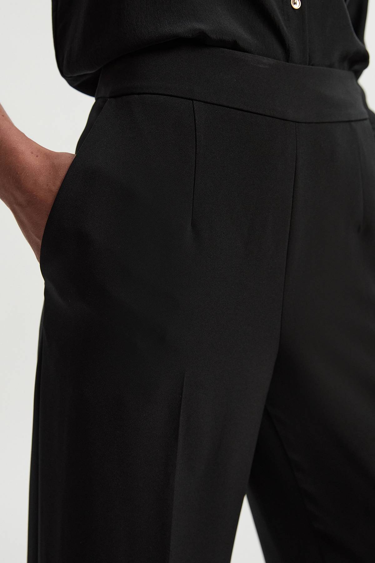KarenMillen Collection Archive - Pantalon Évasé Ajusté en Satin