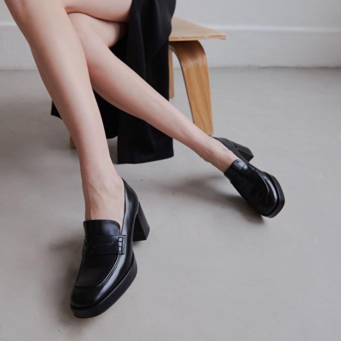Mocassins à talons et bouts carrés  en cuir noir