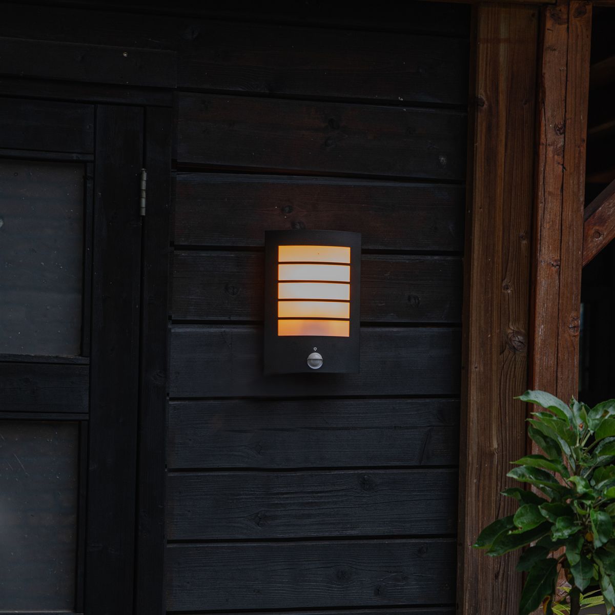 Buiten wandlamp zwart IP44 met bewegingssensor - Miro