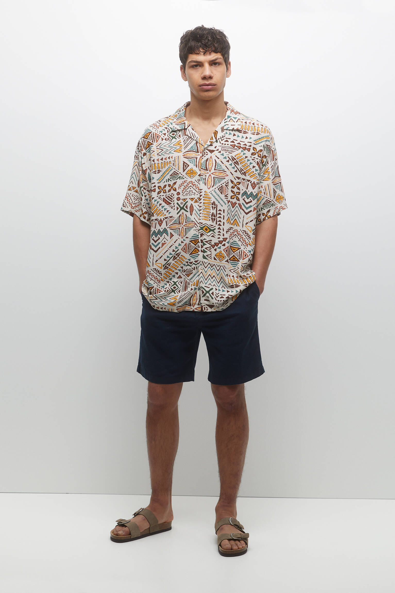 CAMISA ESTAMPADA DE MANGA CURTA - BRANCA SUJA