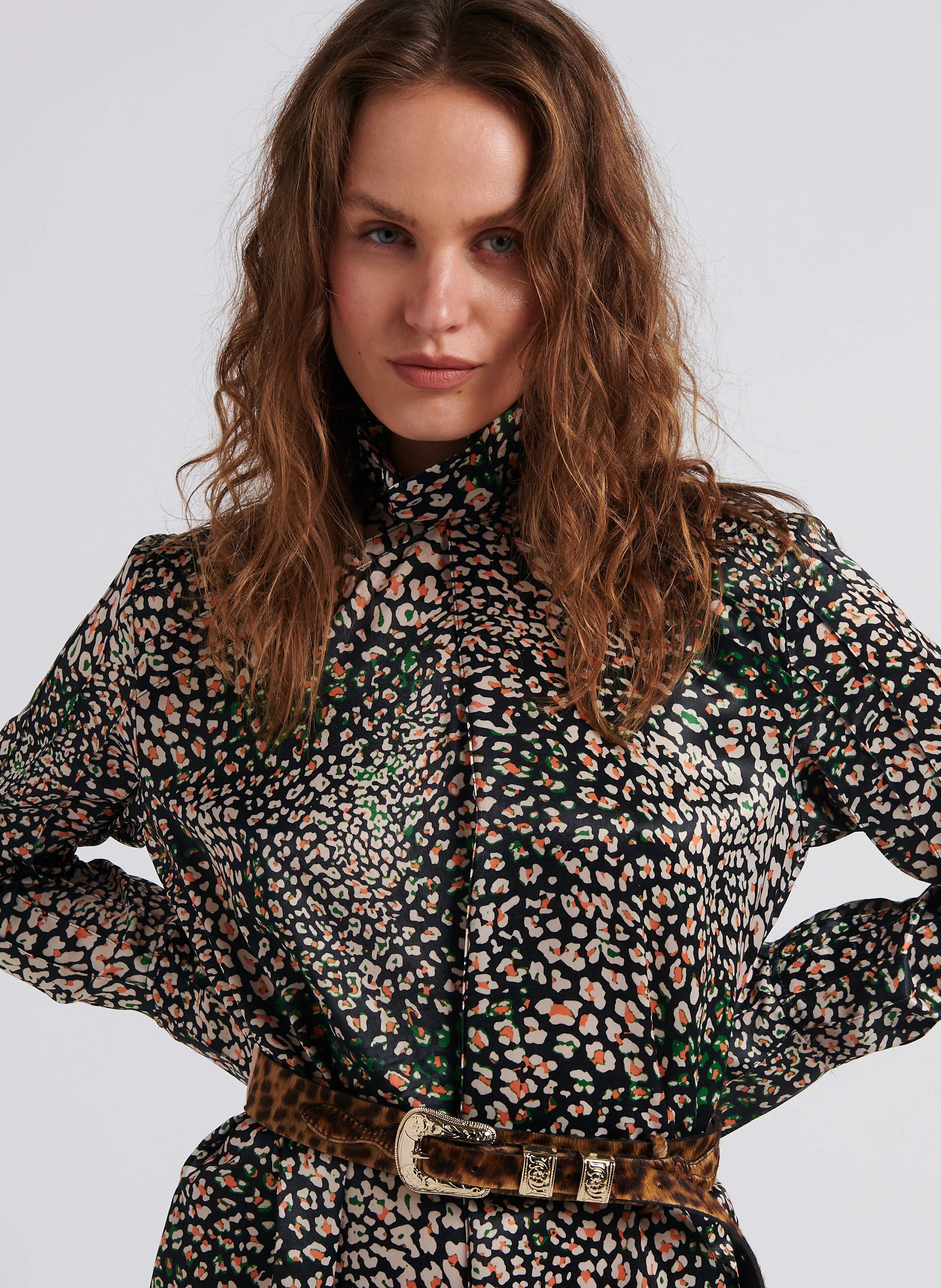 MUSE - Robe courte ample col montant à imprimé léopard | Multicolore