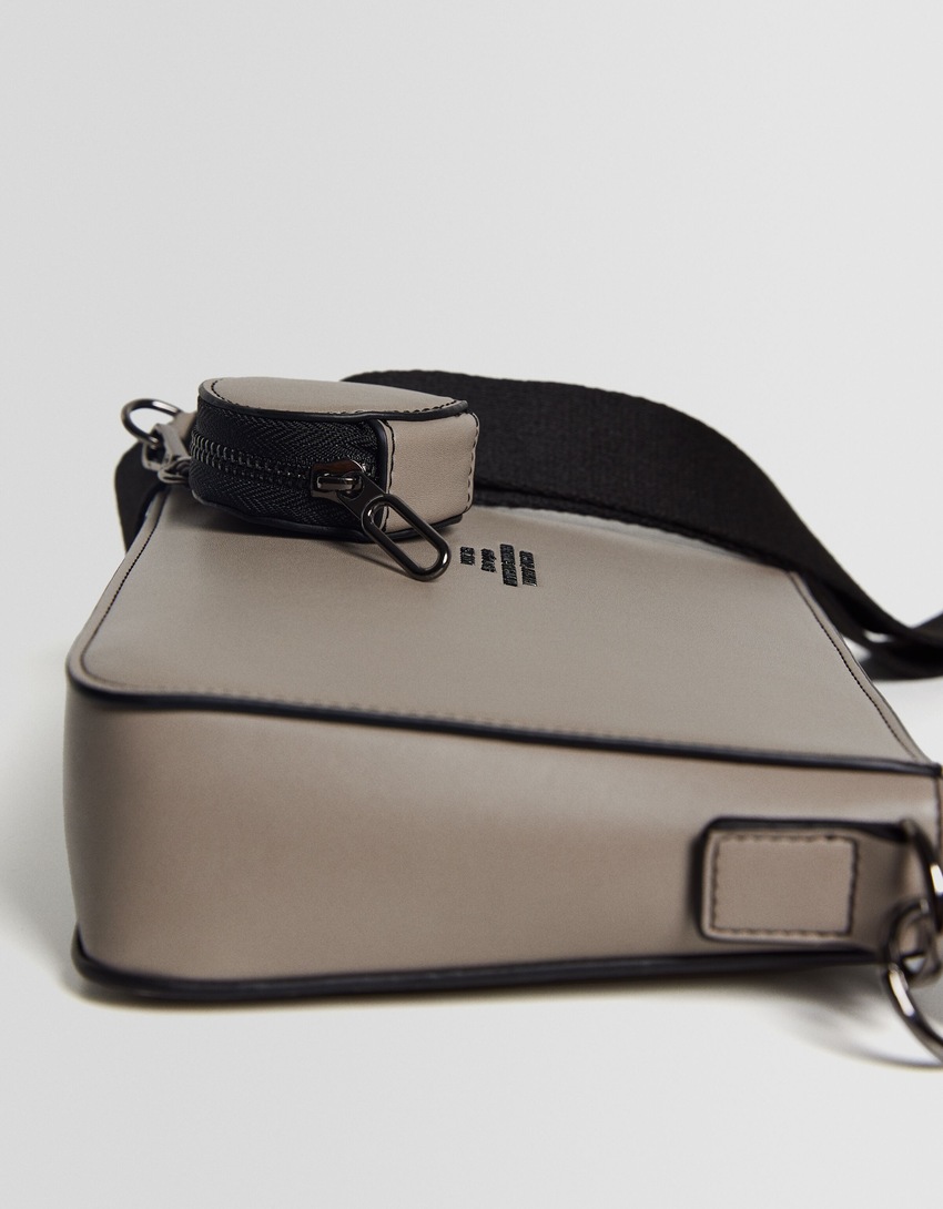 Bolsa transversal com detalhes