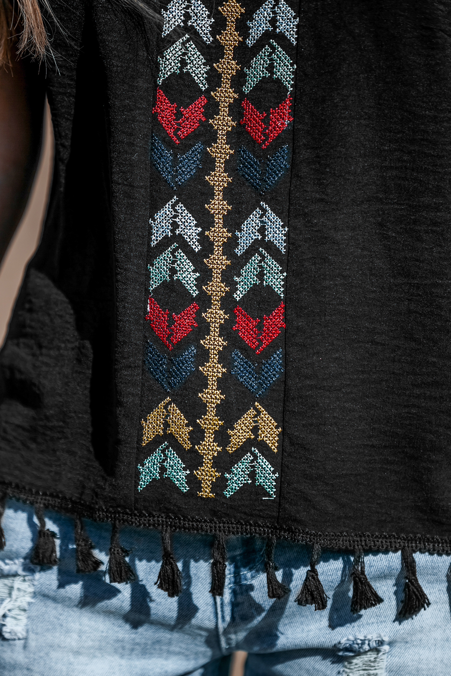 Haut à col en V avec glands en broderie