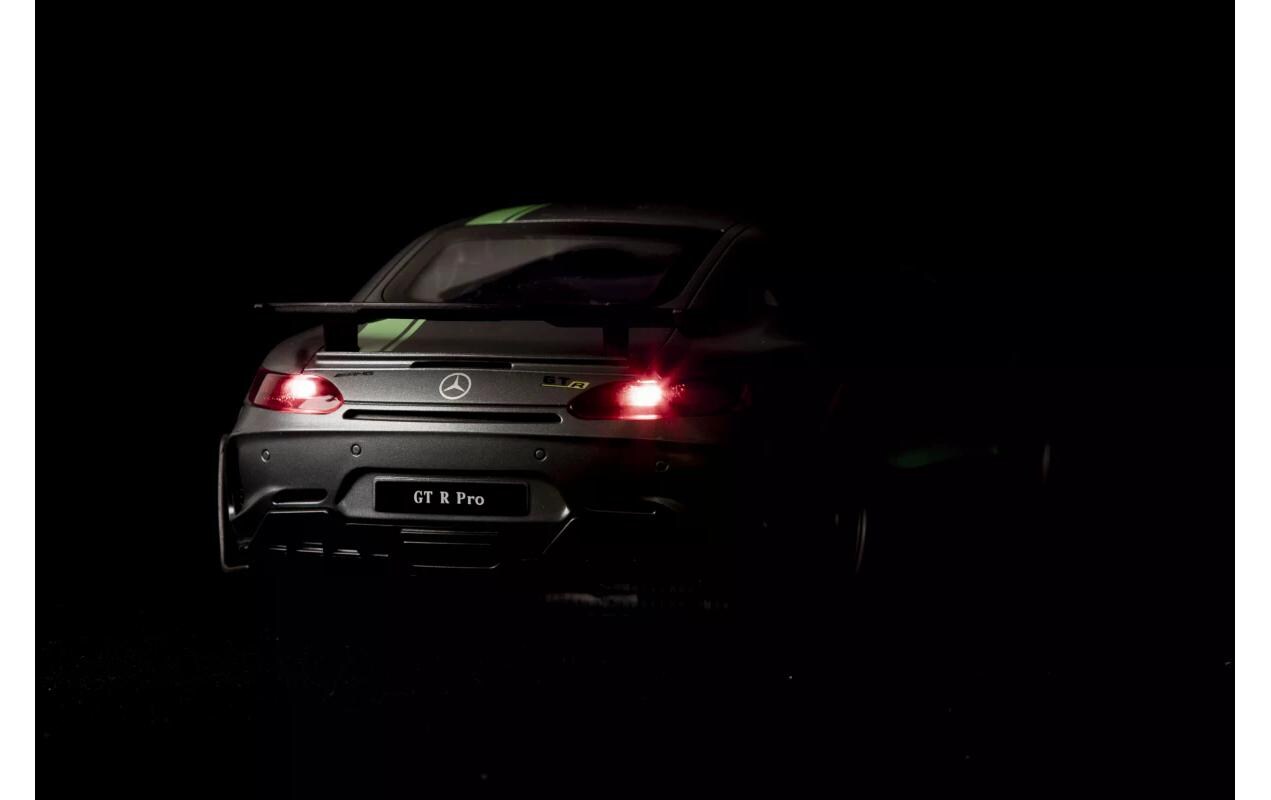 Auto Mercedes-AMG GT R Pro mit Licht, Grau, 1:16Ferngesteuerter Sportwagen mit Licht für Kinder ab 6 Jahren