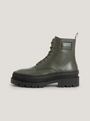 Botas de couro com travas e cadarço