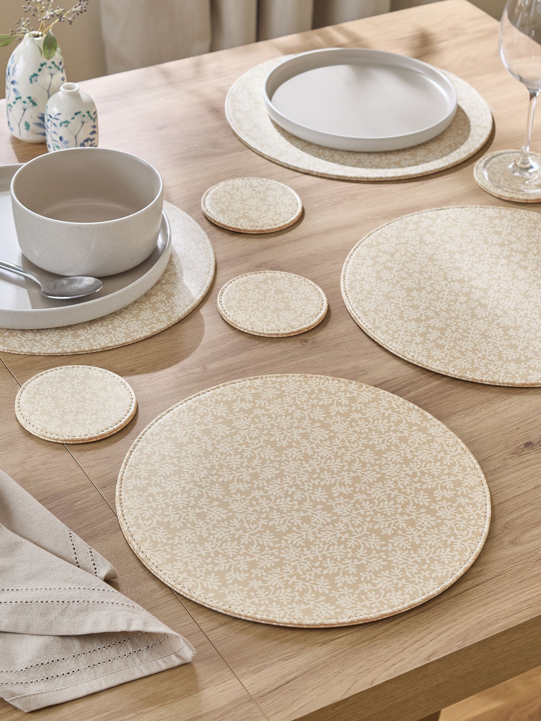Set van 4 bedrukte imitatieleren placemats en onderzetters