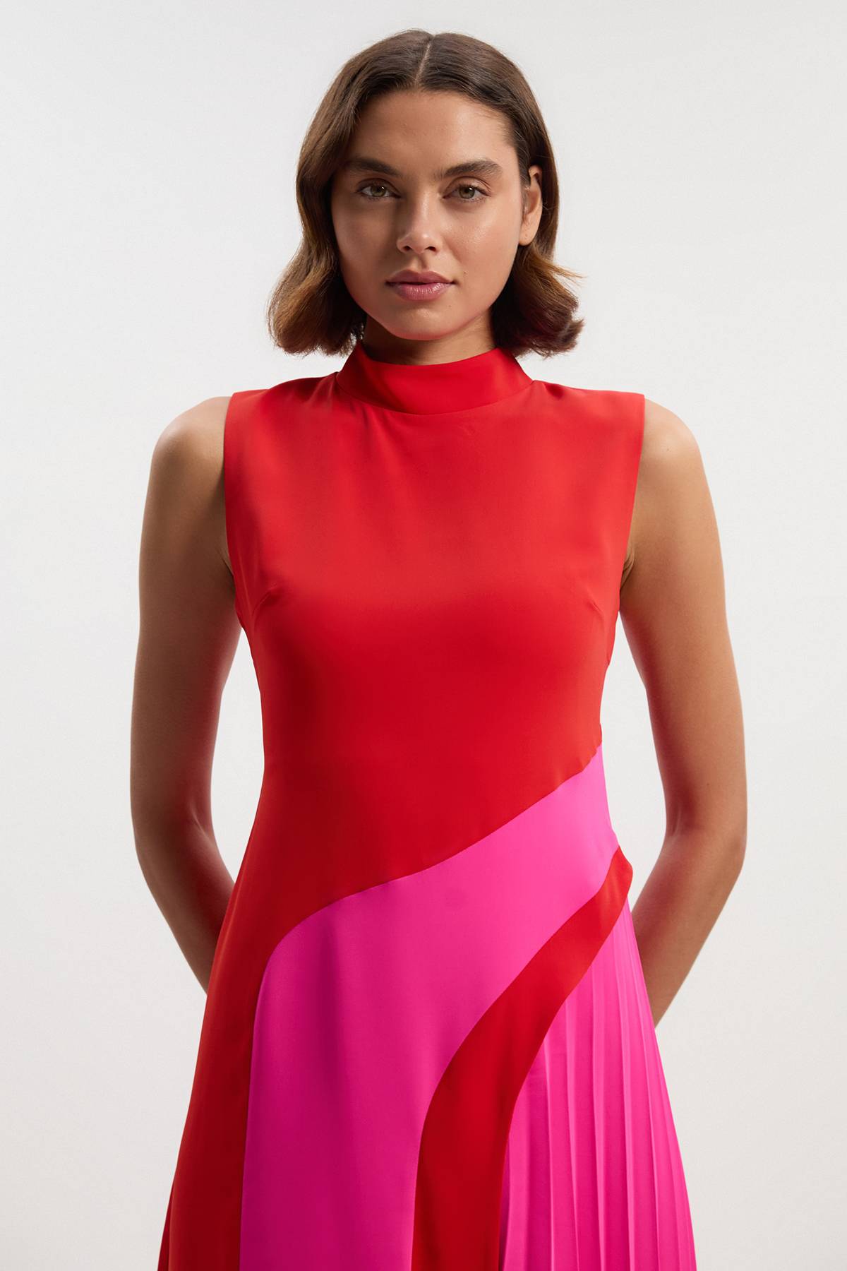 KarenMillen Robe Mi-Longue Plissée à Col Montant et Blocs de Couleur Ajustée Douce