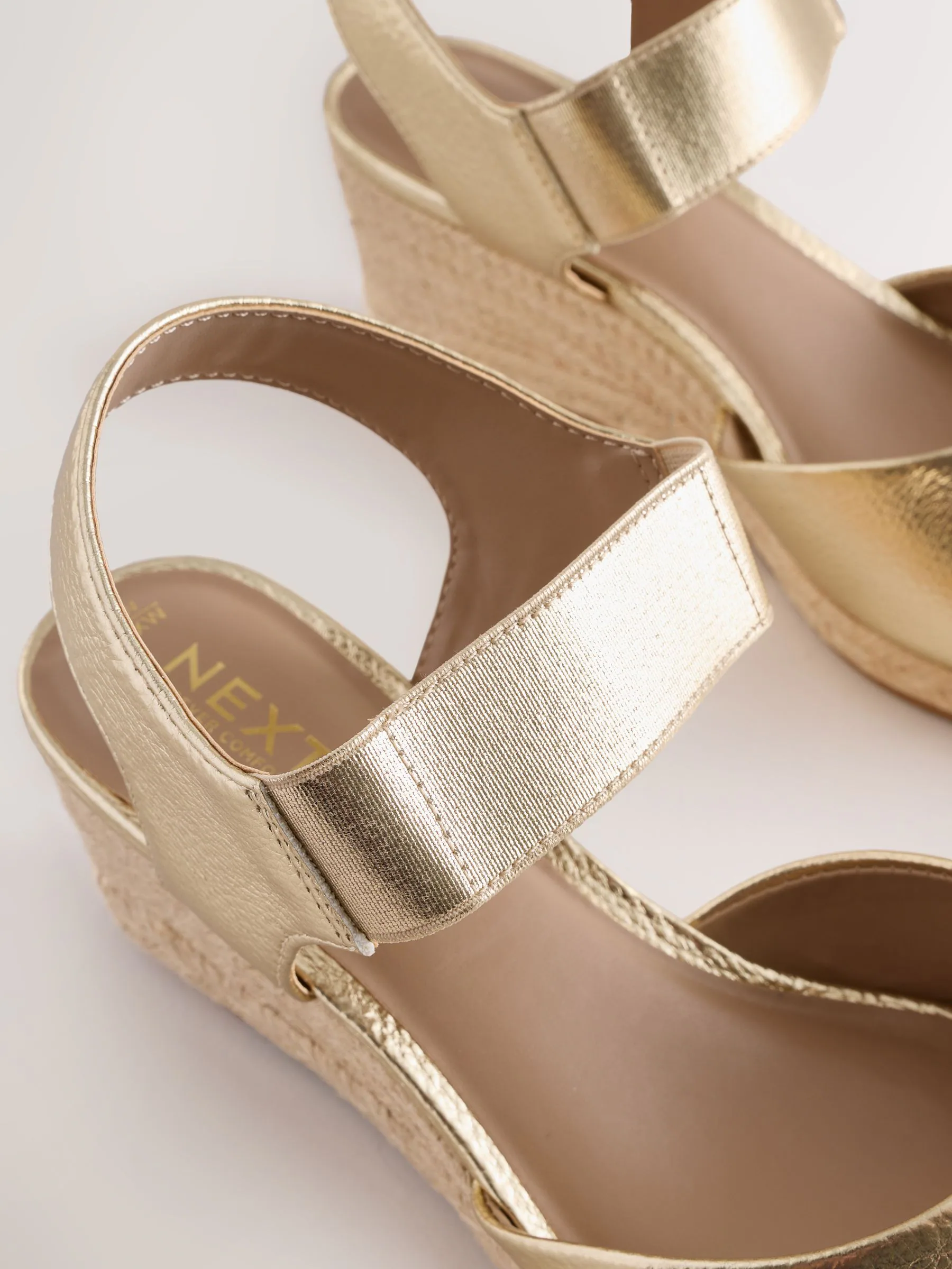 Goud - Ronde Teen Elastische Riem Detail Sleehakken