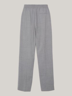 Calça de moletom com risca de giz e bordado brasão, modelagem relaxada.