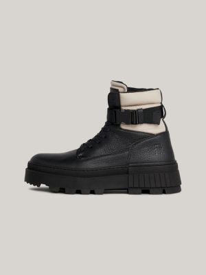 Botas de couro com fivela e solado grosso