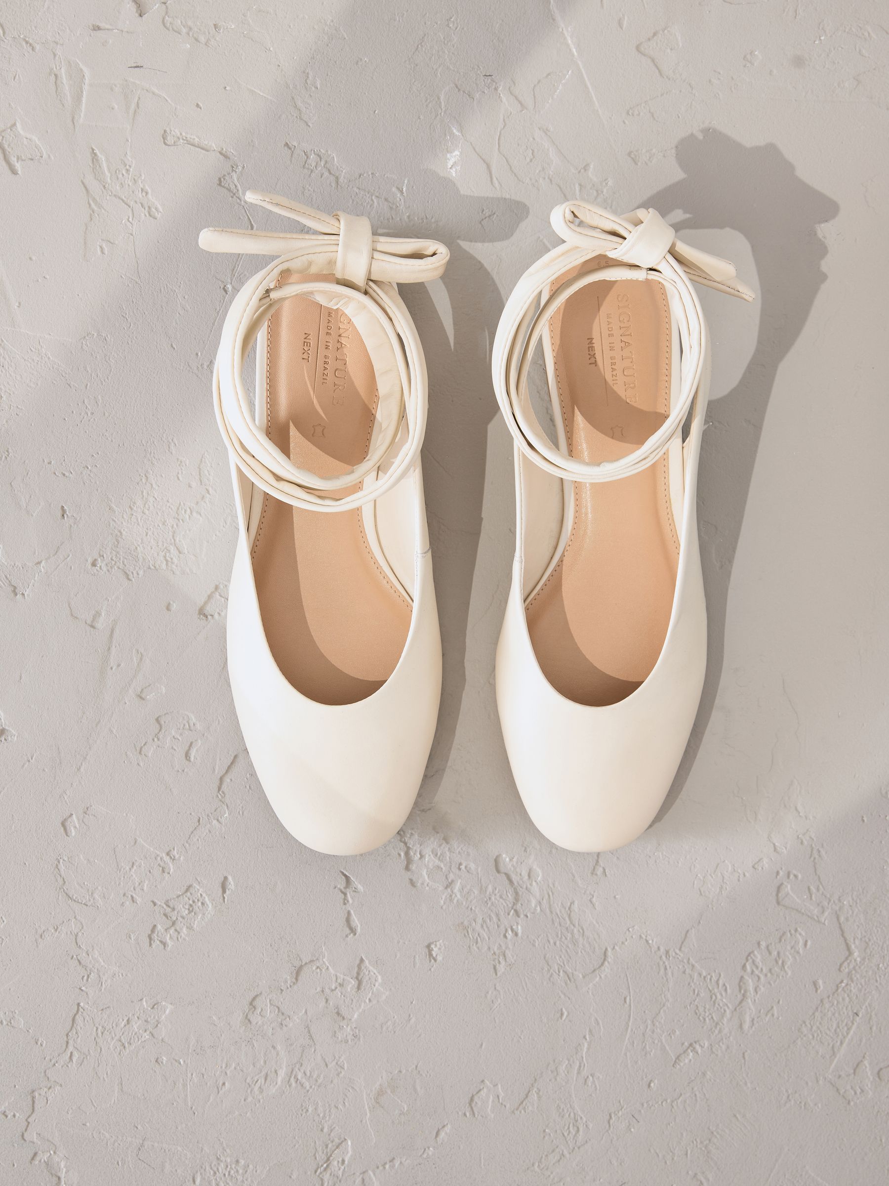 Gebroken wit - Signature Premium Leather Wrap Up Balllerina Flats