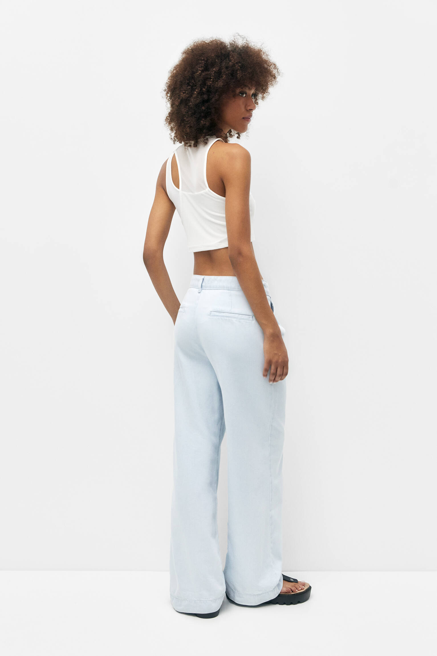 Calça jeans reta com pregas - azul claro