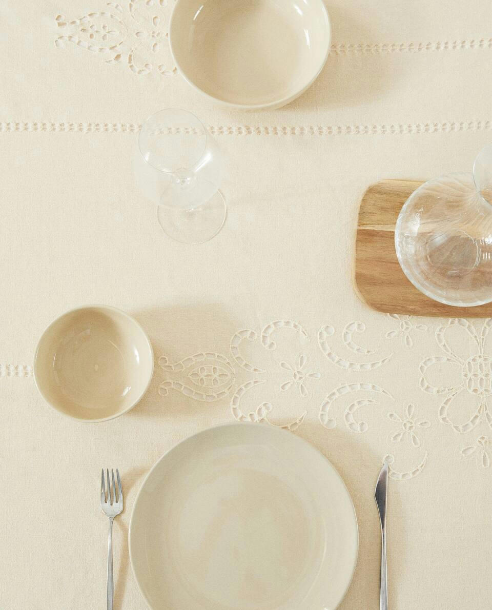 TOALHA DE MESA COM FLORES BORDADAS