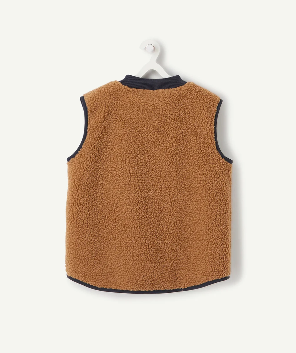 LA VESTE SANS MANCHES MARRON EN BOUCLETTES AVEC POCHES