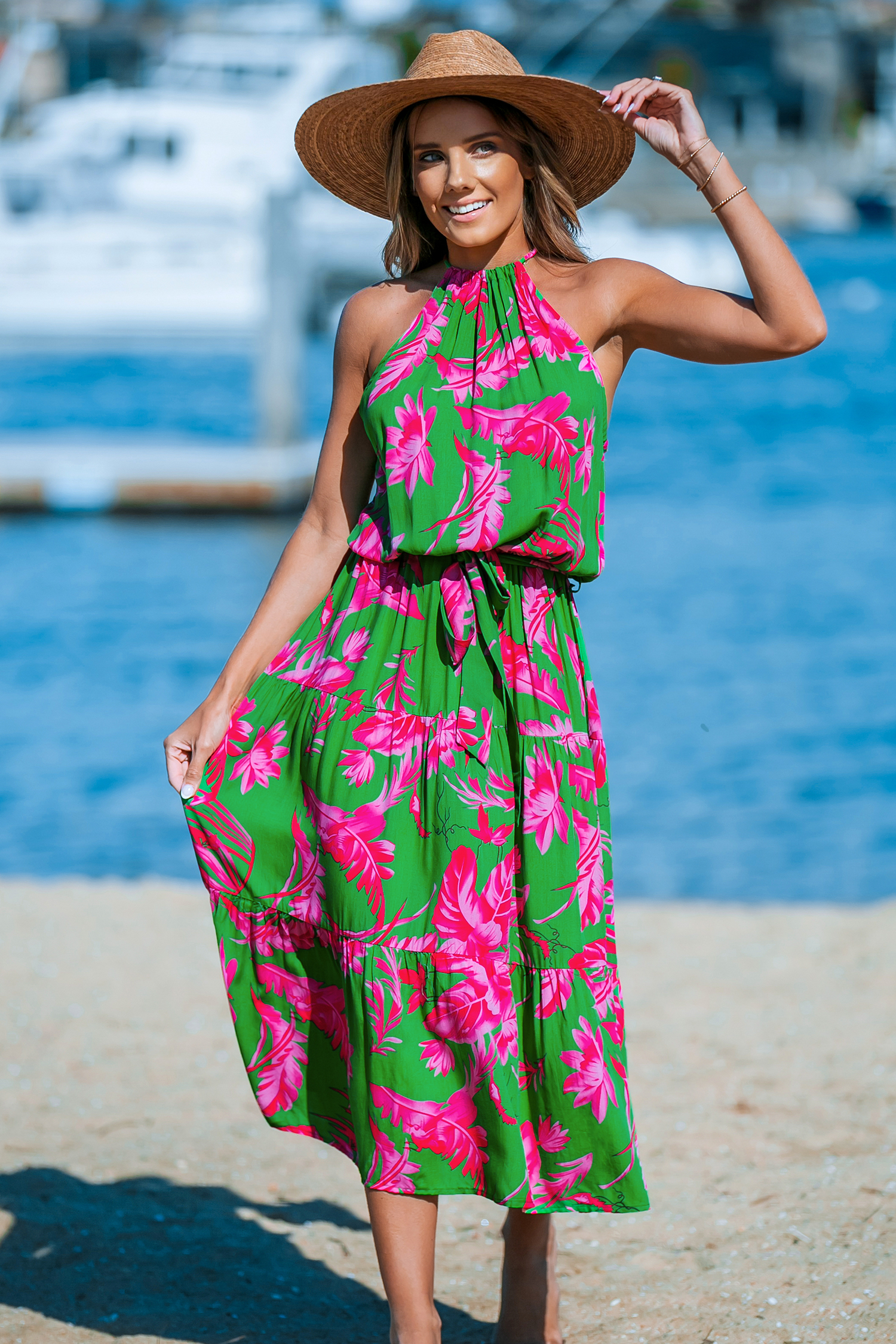 Robe maxi verte avec col licou à fleurs roses