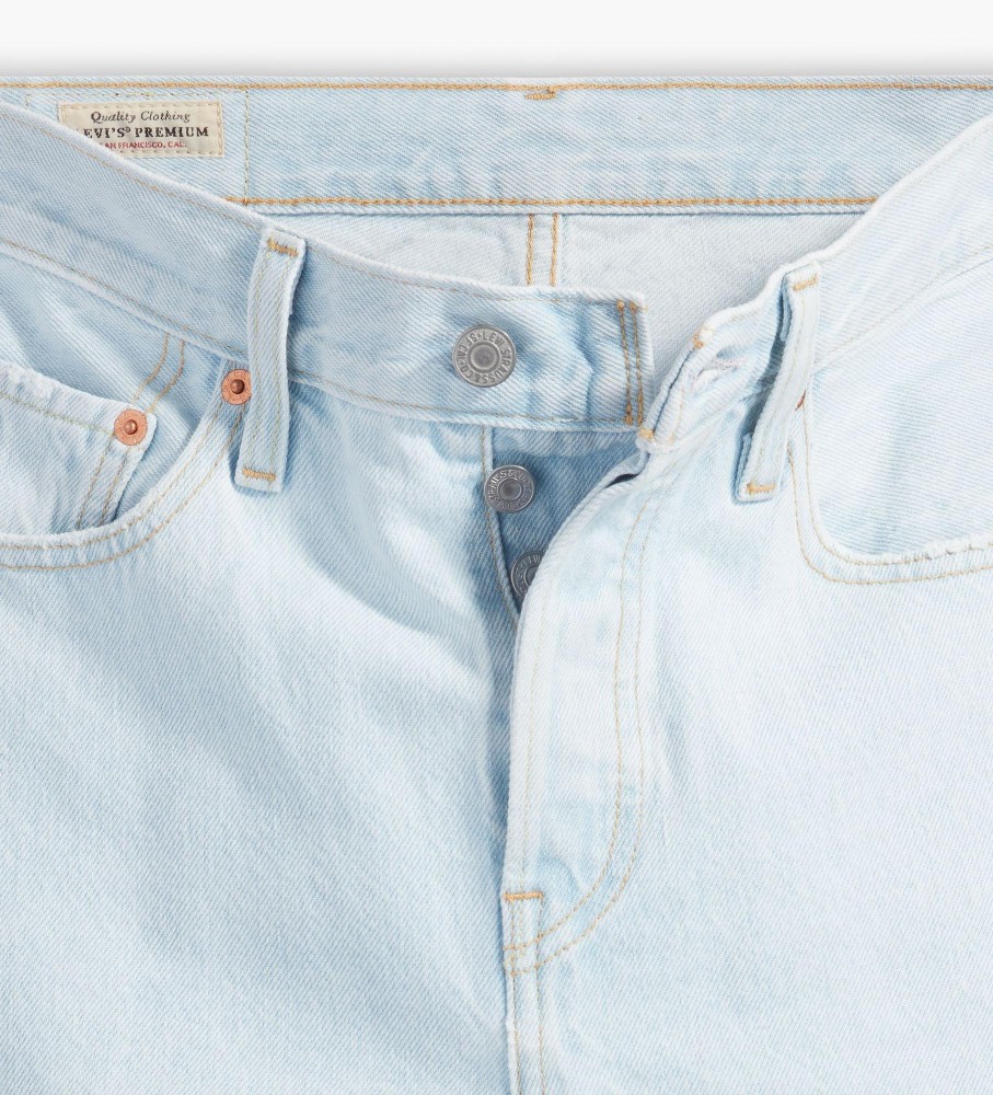 Calça jeans Levi's 501 feminina, cor índigo claro.