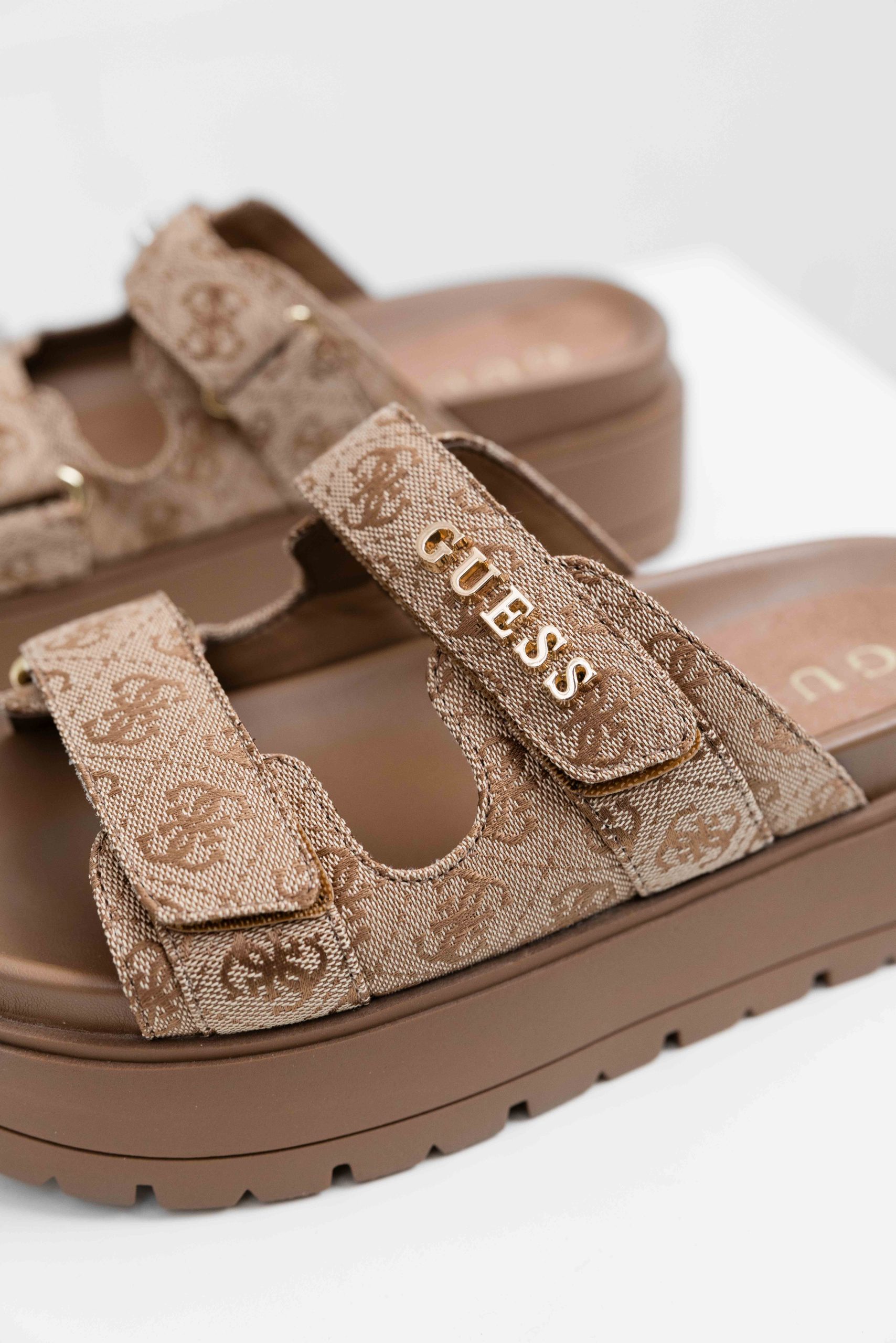 Guess Faxon 2 Sandalen Dames Beige